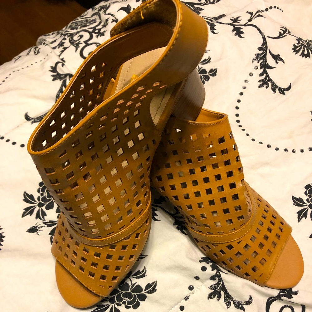 WEAR EVER tan sandal heel